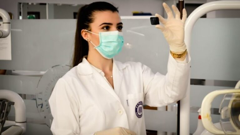 Médica segura vacina de mpox e analisa composição