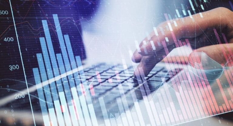 Pessoa digitando em notbook com filtro hologramas de gráficos ao representar a Economia brasileira