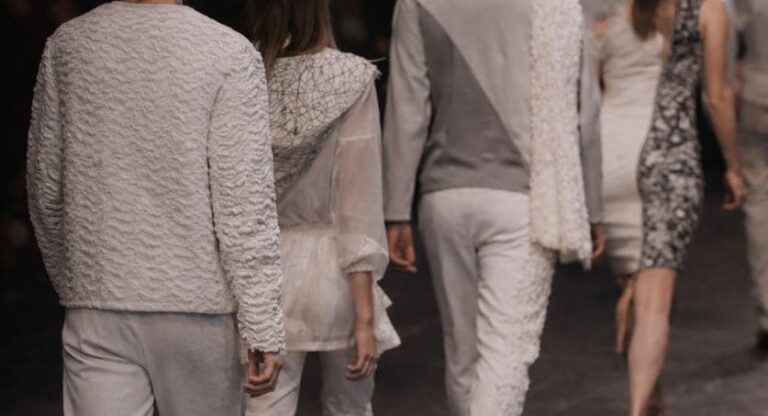 4 modelos em desfile para tendências de moda 2026
