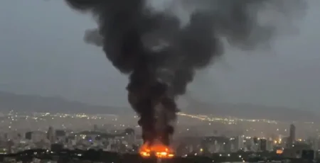 Imagem de bomba explodindo em cenário de guerra atual