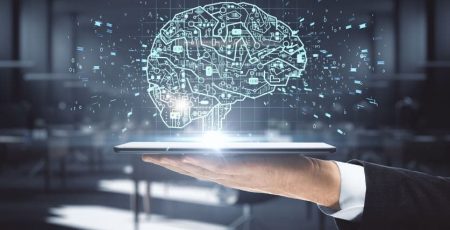 Tablet de mão segura com interface cerebral de circuito brilhante em fundo escuro de escritório.Comportamento do consumidor e neuromarketing