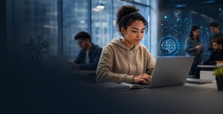 Estudante em ambiente moderno usando laptop com elementos digitais de IA, representando educação, carreira tech e inovação.