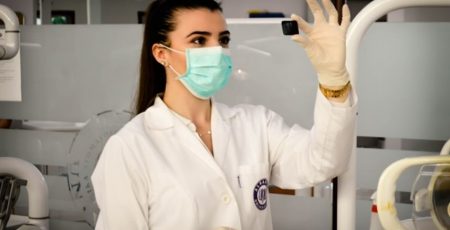 Médica segura vacina de mpox e analisa composição